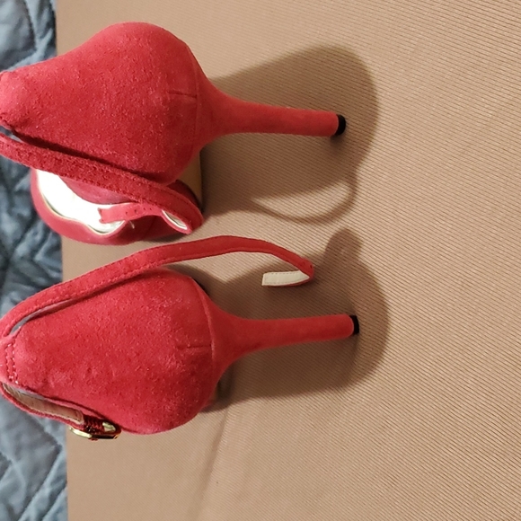 Red pumps with ankle strap size 9 - Picture 3 of 4
